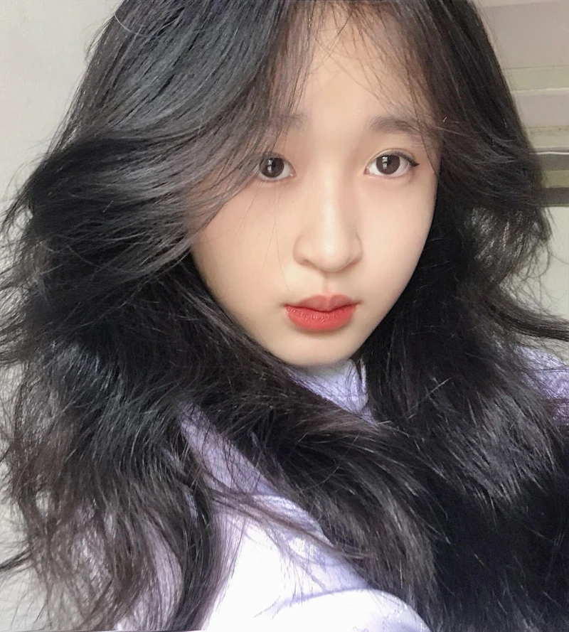 Ảnh gái chụp trước gương với áo dài mang vẻ đẹp truyền thống