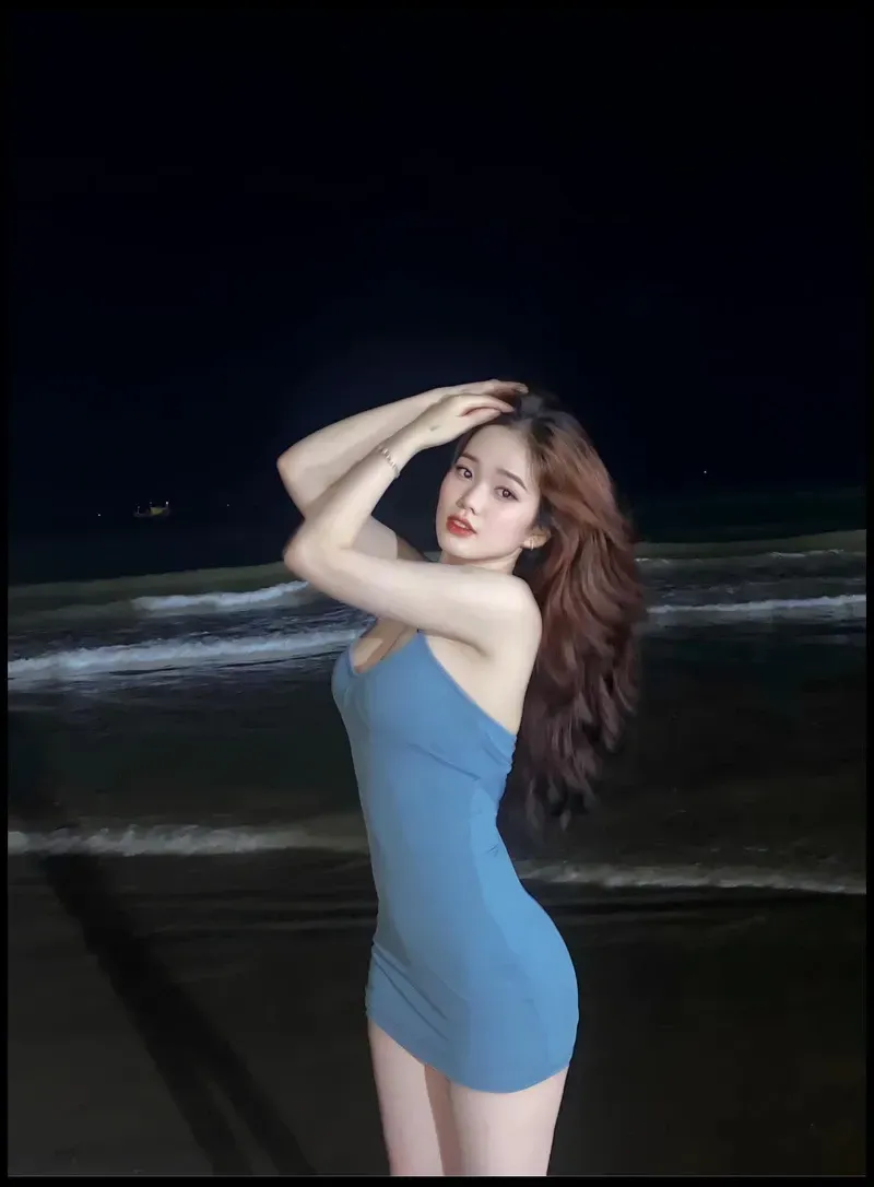 Tik tok gái xinh mặc váy ngắn nổi bật với nét đẹp quyến rũ