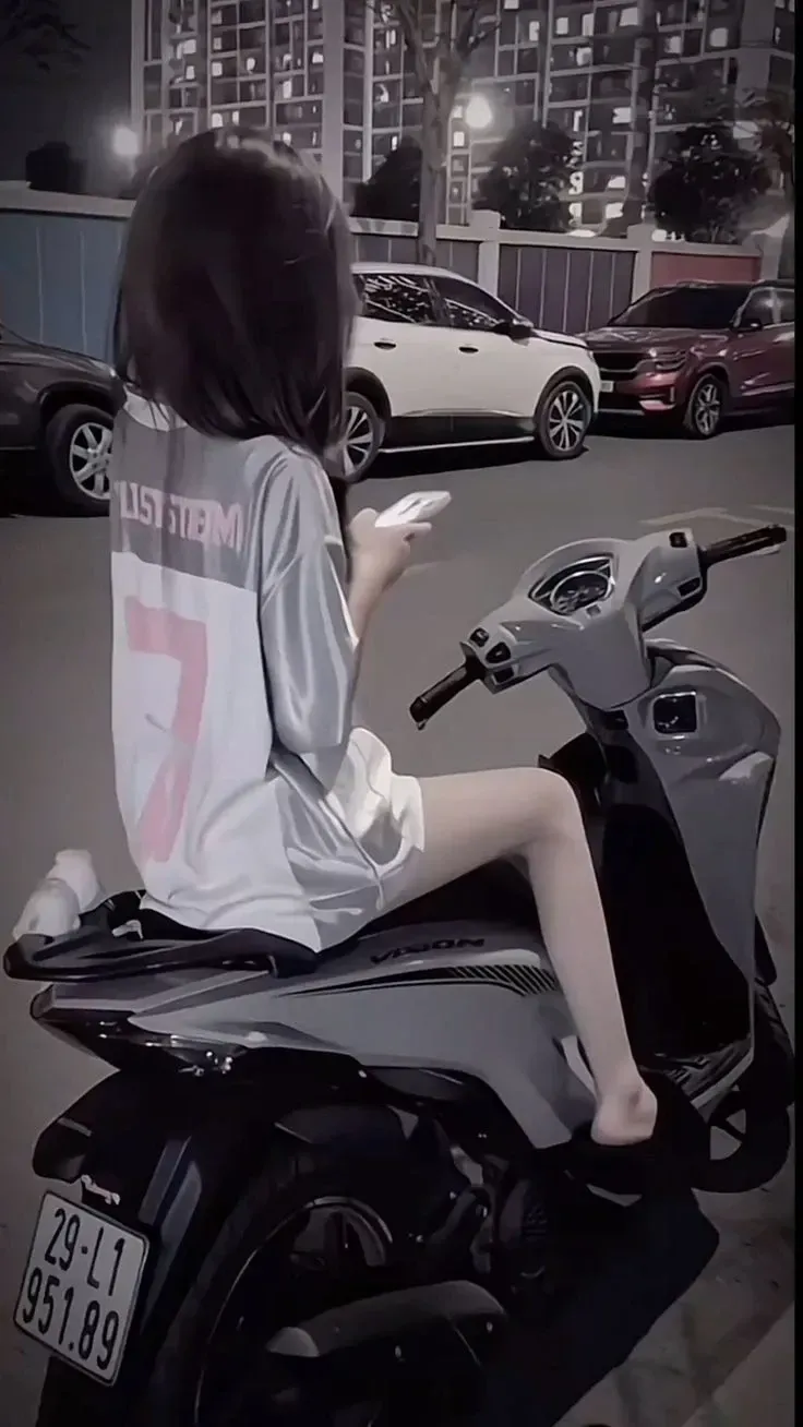 Gái xinh mặc áo dài live livestream thu hút người xem bằng sự cuốn hút