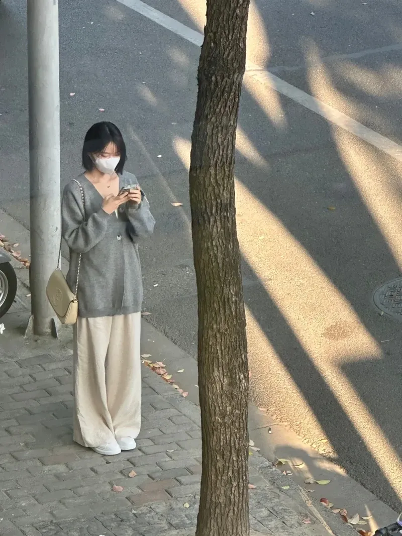 Hình ảnh gái xinh chụp hình che mặt tạo nét đẹp đầy thần thái