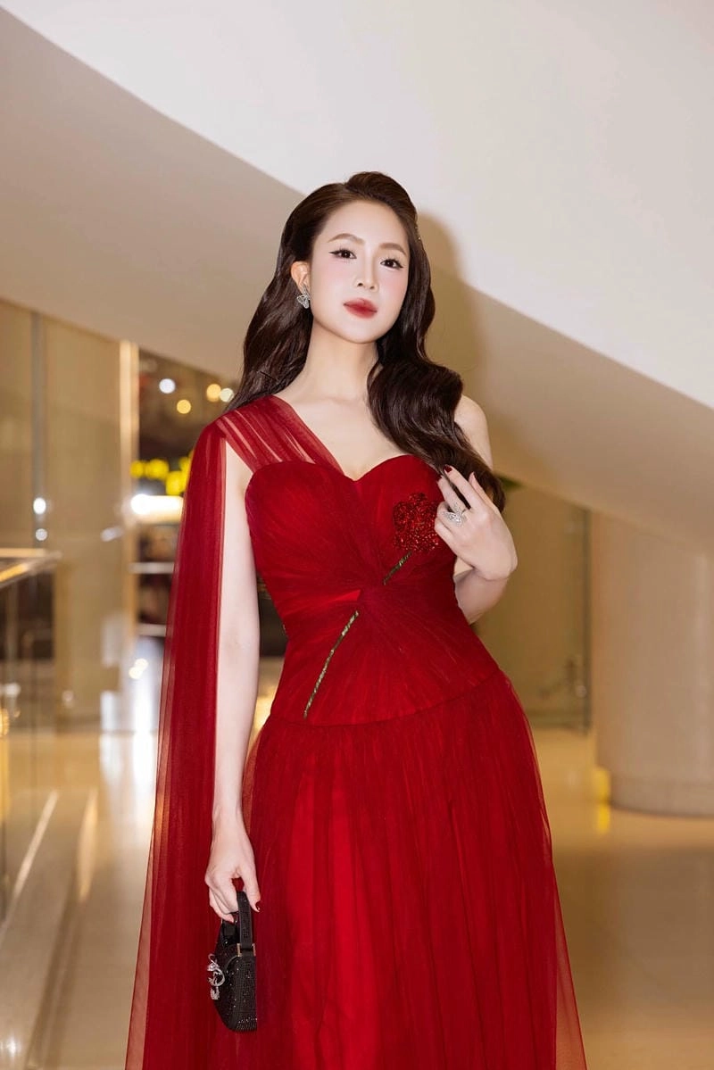 Sưu tầm những khoảnh khắc Hồng Diễm dịu dàng