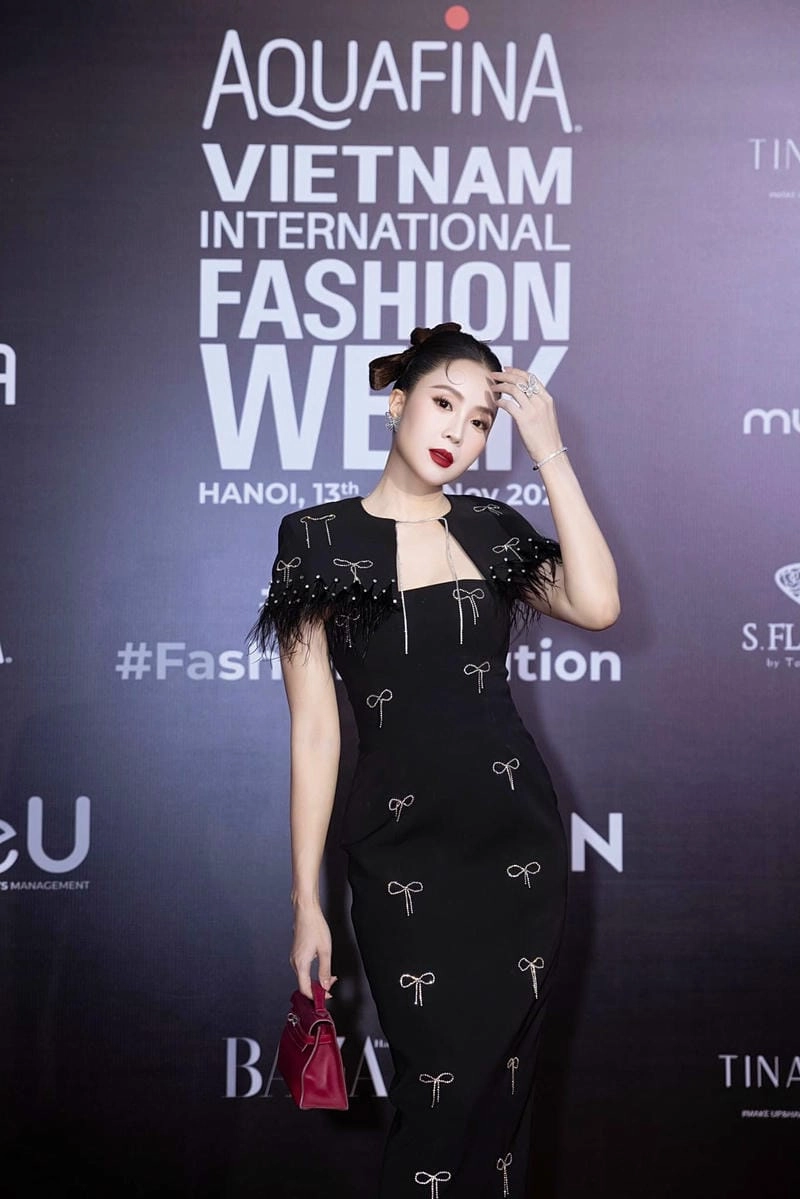 Tìm kiếm Hồng Diễm quyến rũ