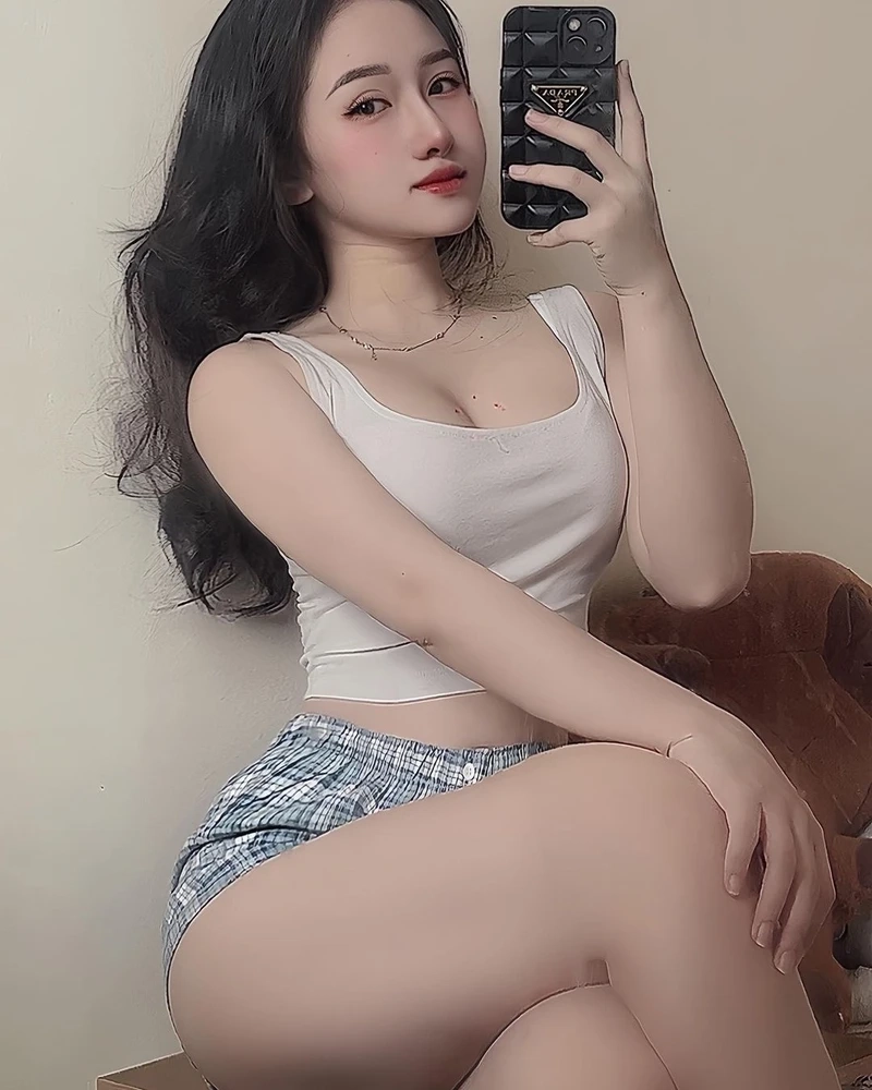 Gái xinh cấp vip 7 đeo kính, tạo phong cách lạ mà thu hút sự chú ý