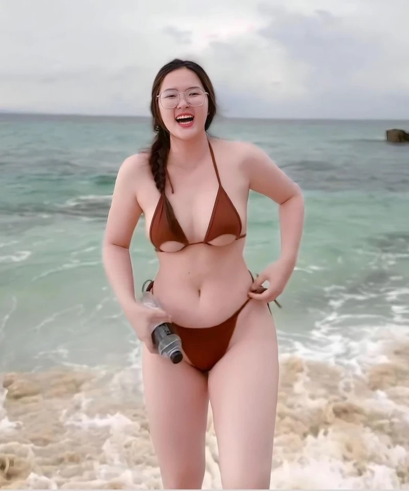 Người mẫu bikini Việt Nam gợi cảm trong những bộ đồ bơi