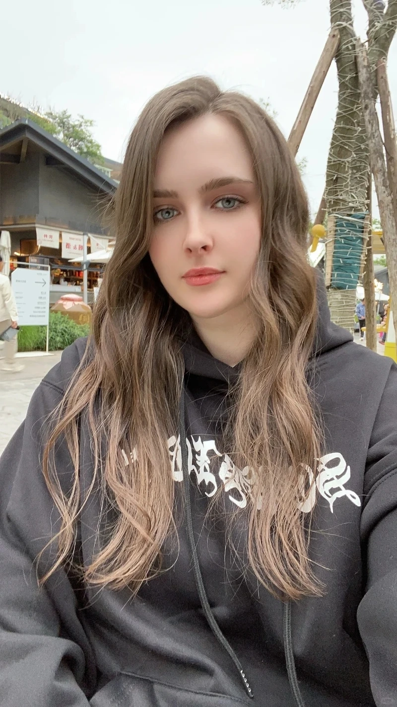 Gái Tây xinh đẹp với nét mặt cuốn hút và dễ thương