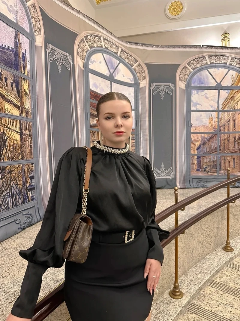 Gái Tây tóc vàng nổi bật với vẻ đẹp sắc sảo và lôi cuốn