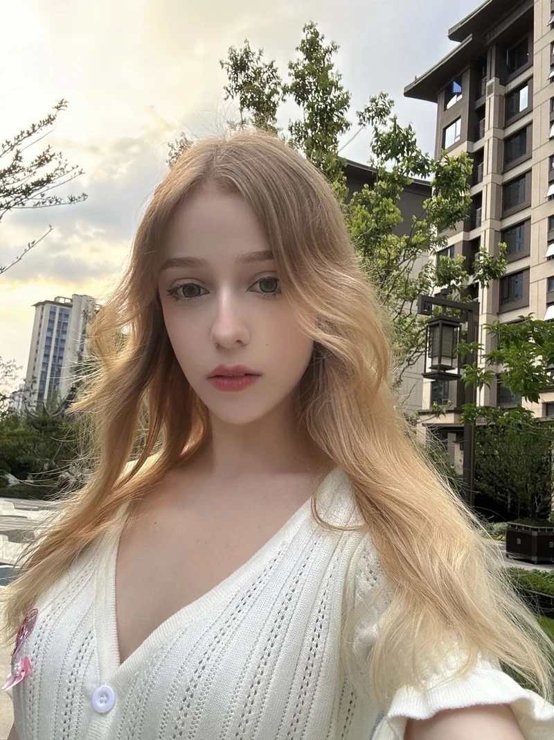 Gái Tây mắt xanh nổi bật với đôi mắt cuốn hút và lạ lùng