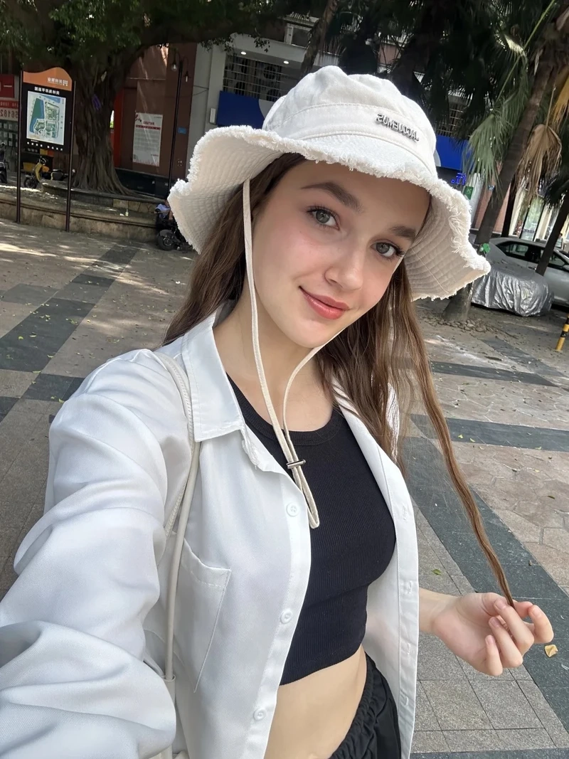 Gái xinh mặc váy ngắn nhảy TikTok với thần thái đầy cuốn hút