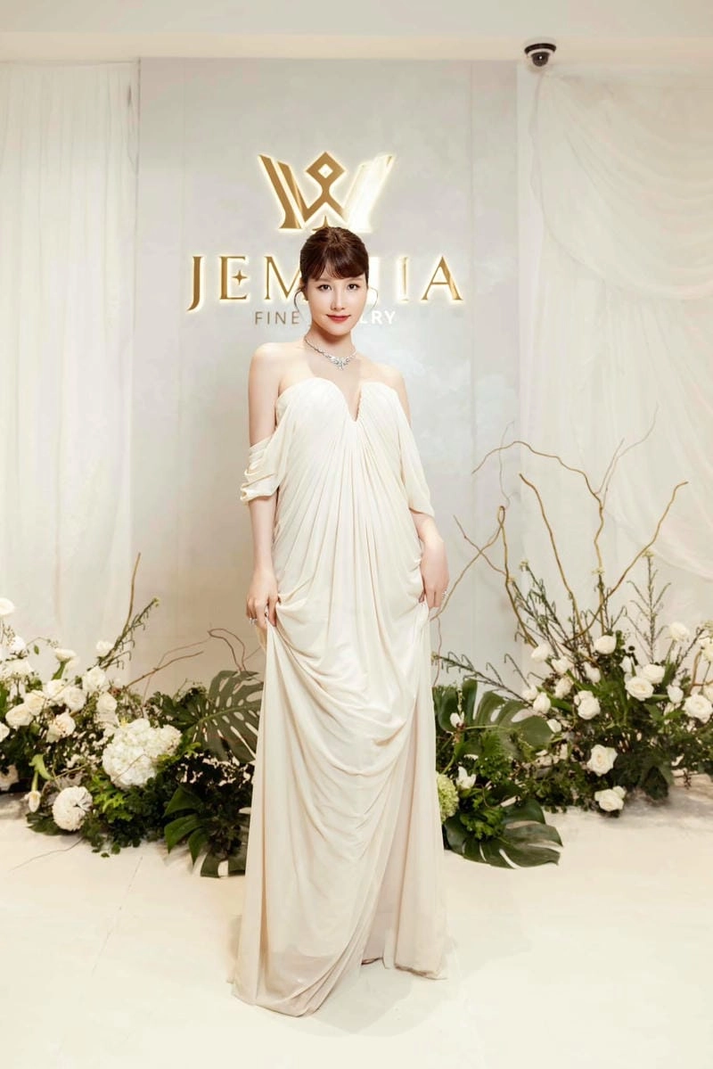 Cùng ngắm Diễm My 9x dịu dàng