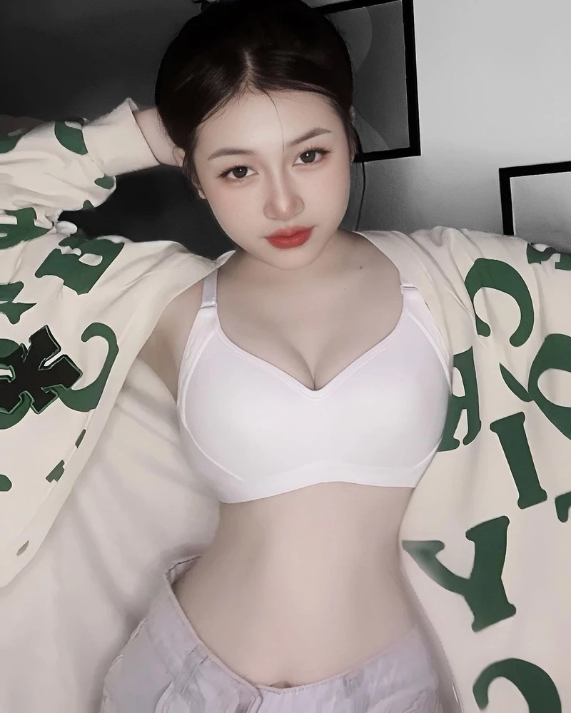 Gái xinh MMlive Idol mặc váy siêu ngắn với thần thái tự tin và cuốn hút